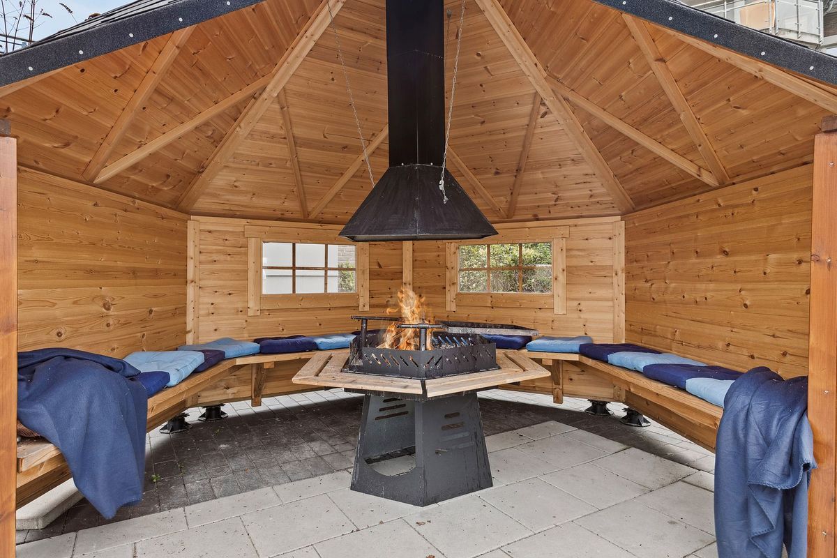 Gapahuk 10 m2 Royal med grill og benker - Rett vegg