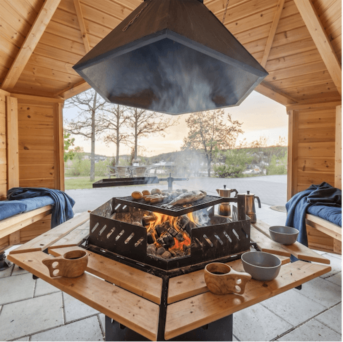 Gapahuk 10 m2 Royal med grill og benker - Buet vegg