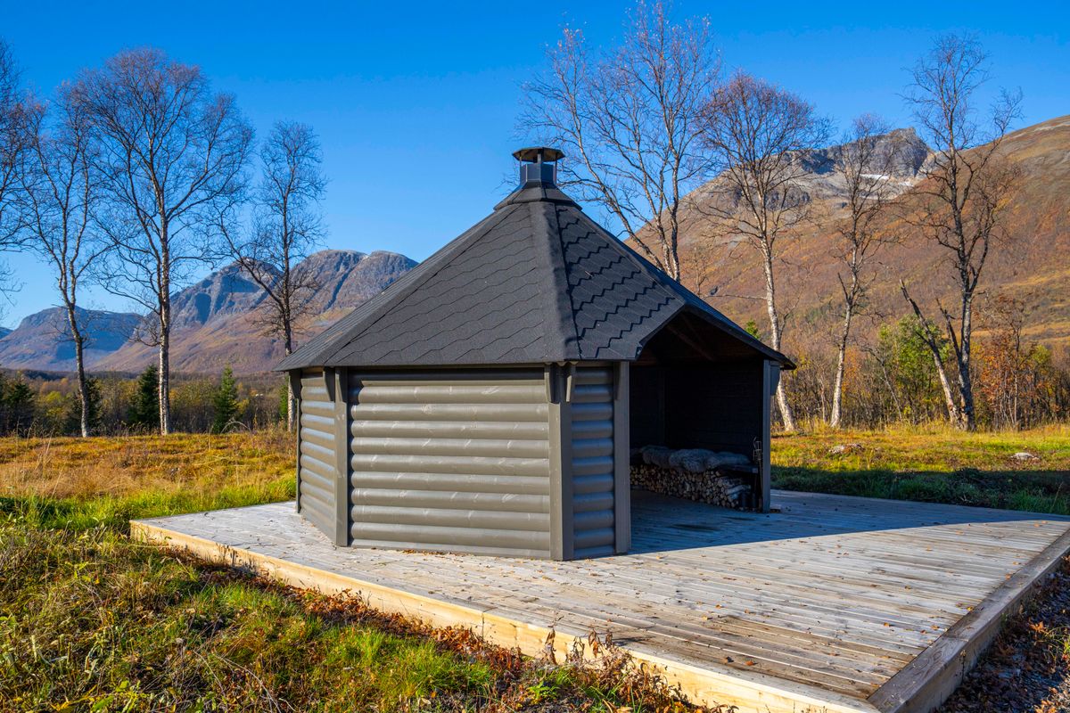 Gapahuk  17 m2 Royal med grill og benker - Buet vegg