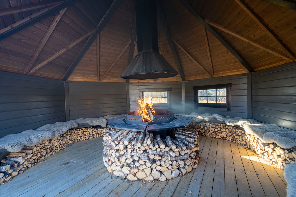 Gapahuk  17 m2 Royal med grill og benker - Buet vegg