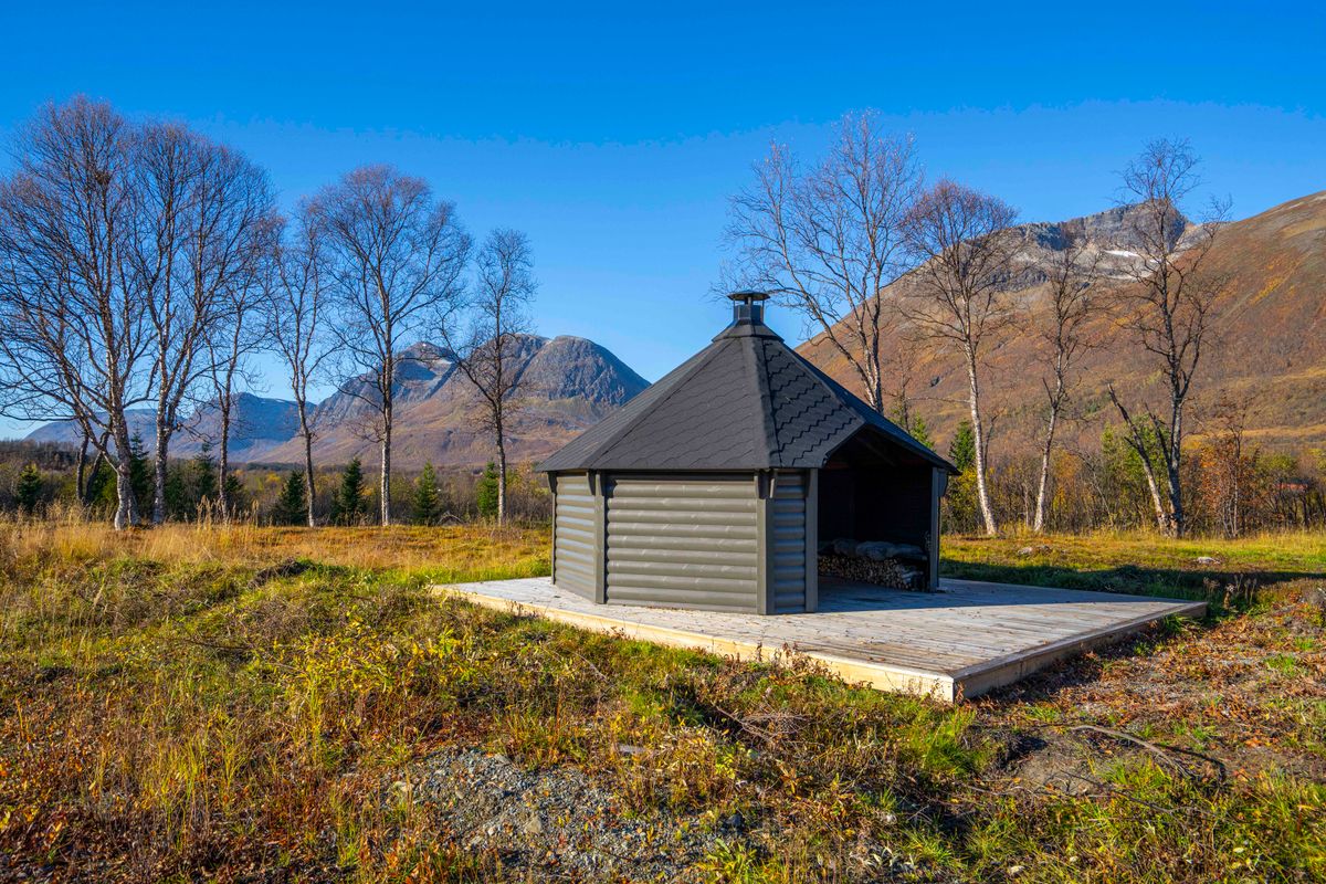 Gapahuk  17 m2 Royal med grill og benker - Buet vegg